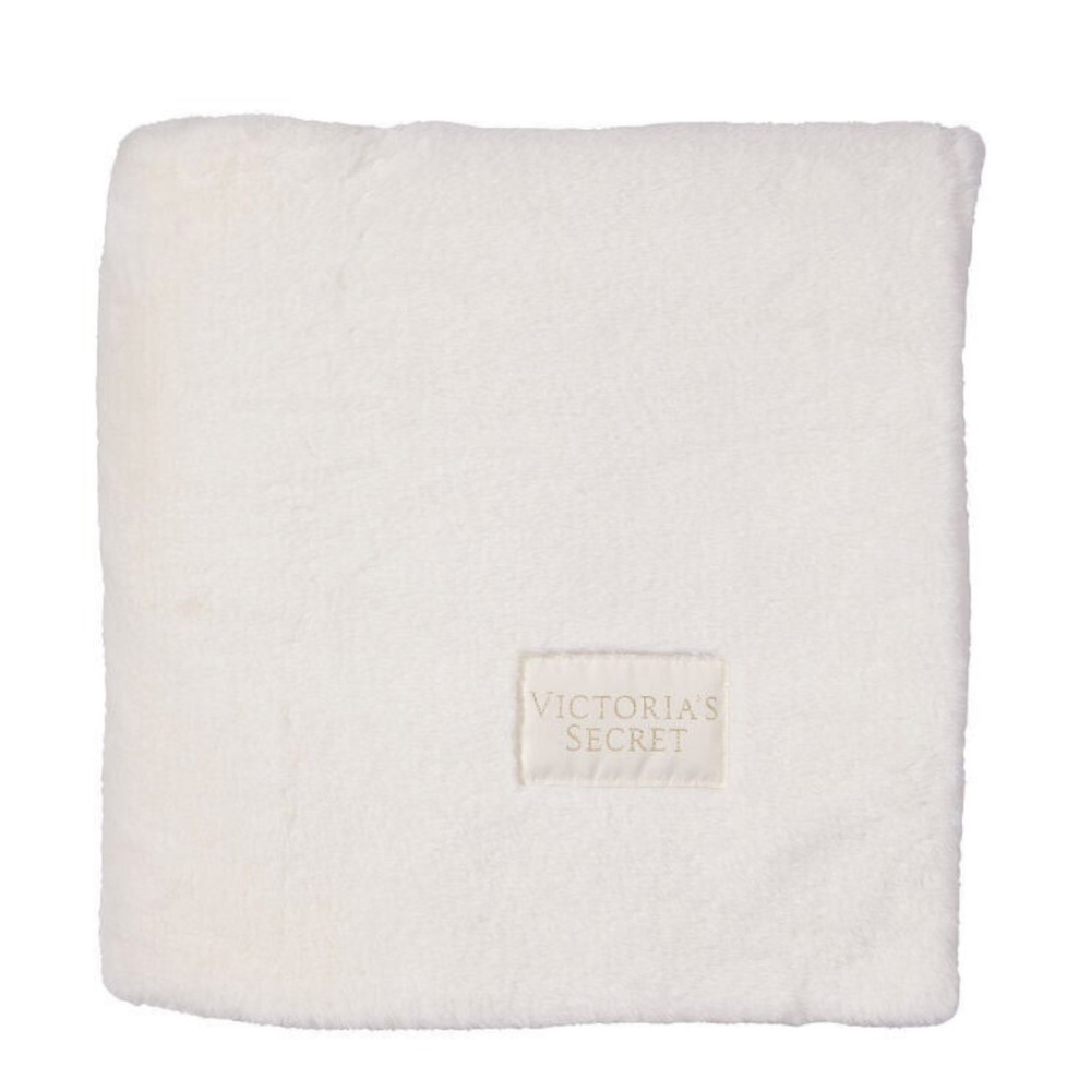 NWT Victorias Secret Faux Fur Throw WHITE